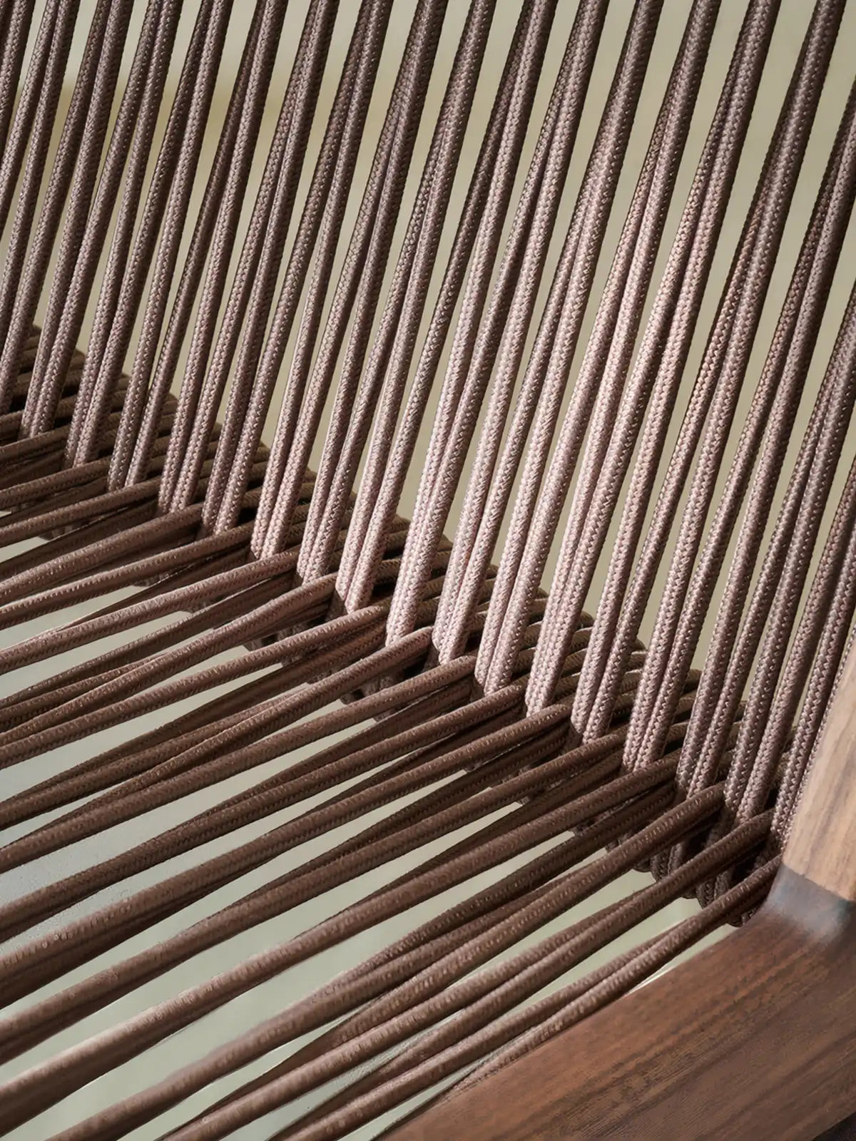 Close-up of the intricate rope weaving pattern on the backrest of the Suiseki chair.