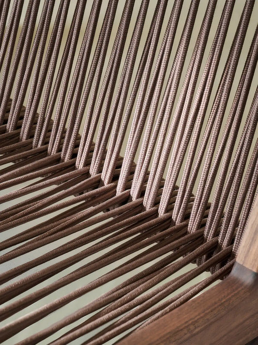 Close-up of the intricate rope weaving pattern on the backrest of the Suiseki chair.