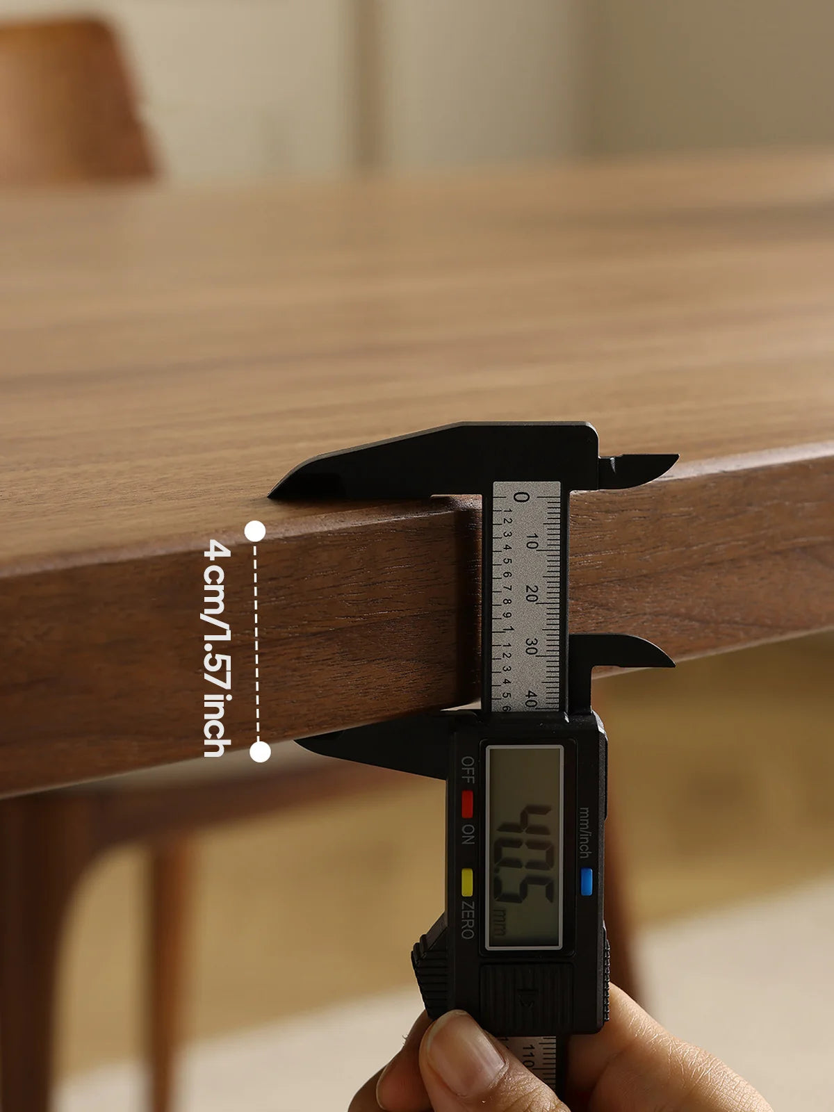 Detail of the Auren walnut dining table showing the 4 cm thick solid wood tabletop edge.